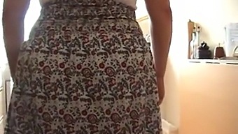 British Mature Woman Offers Money For Upskirt View And Sniffing