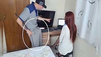Amateur Wife Worships Tech'S Ass In The Living Room